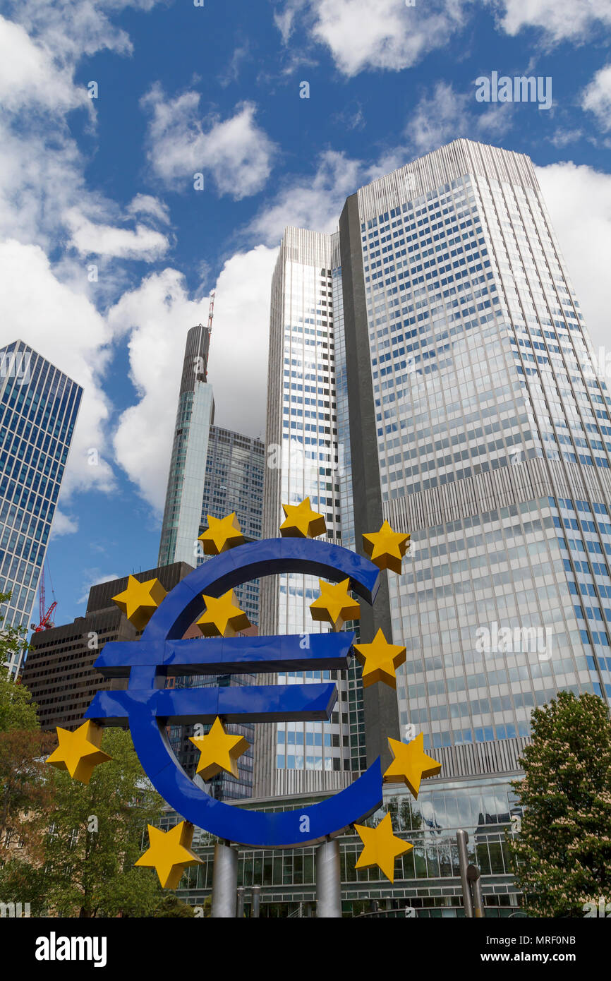 Euro sculpture dans la ville de Francfort, avec la tour de l'Euro dans l'arrière-plan Banque D'Images