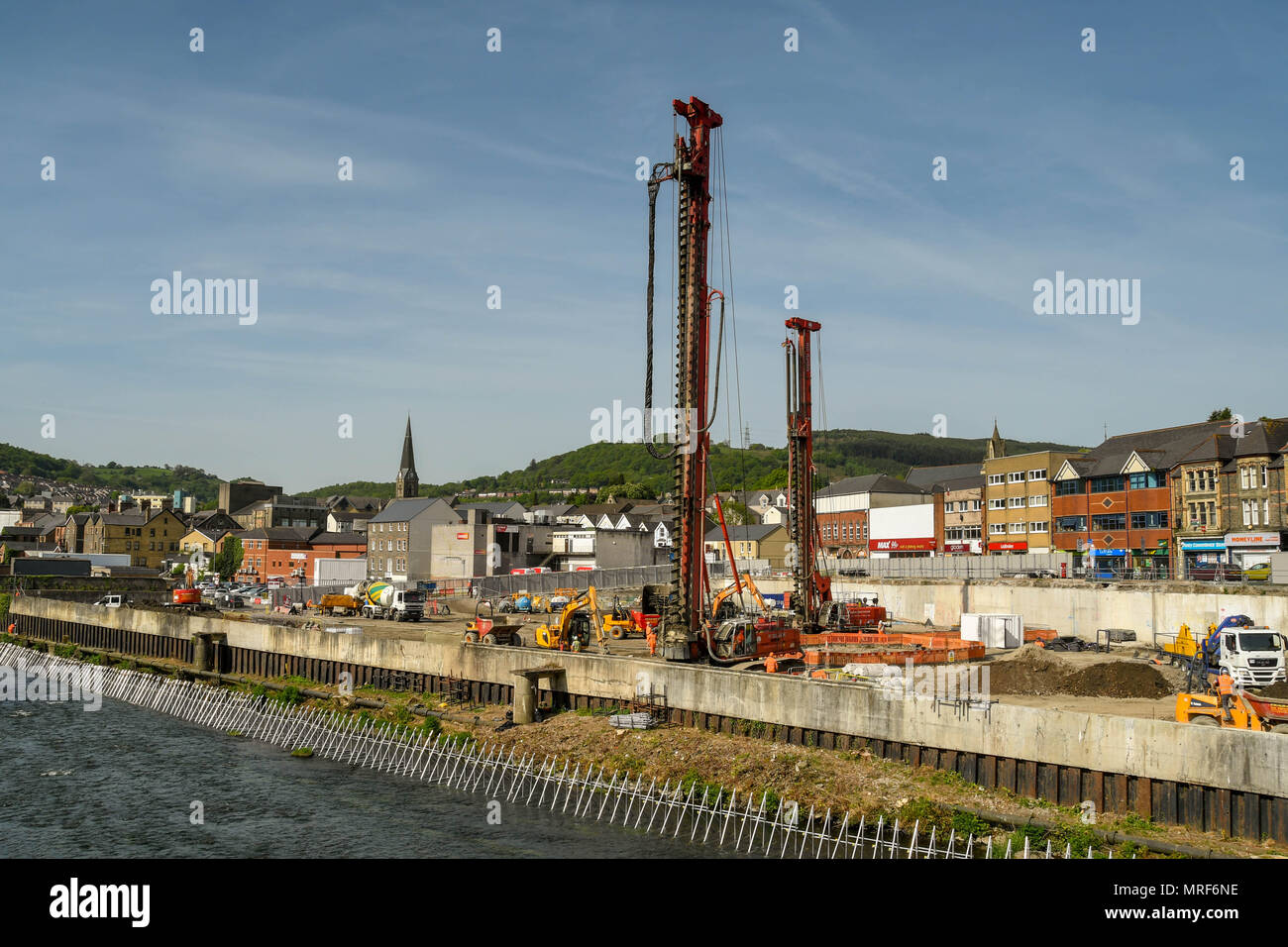 Plates-formes de forage et d'autres engins de chantier à travailler sur les bases d'un nouveau bureau dans le centre-ville de Pontypridd Banque D'Images