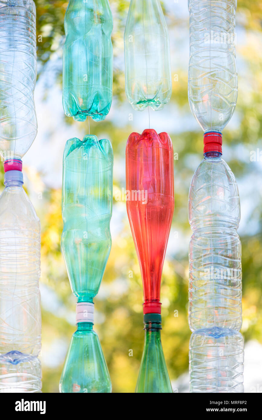 Mur De Bouteilles Vides En Plastique Colore Dans Une Journee Ensoleillee Avec Des Arbres Verts Contexte Photo Stock Alamy