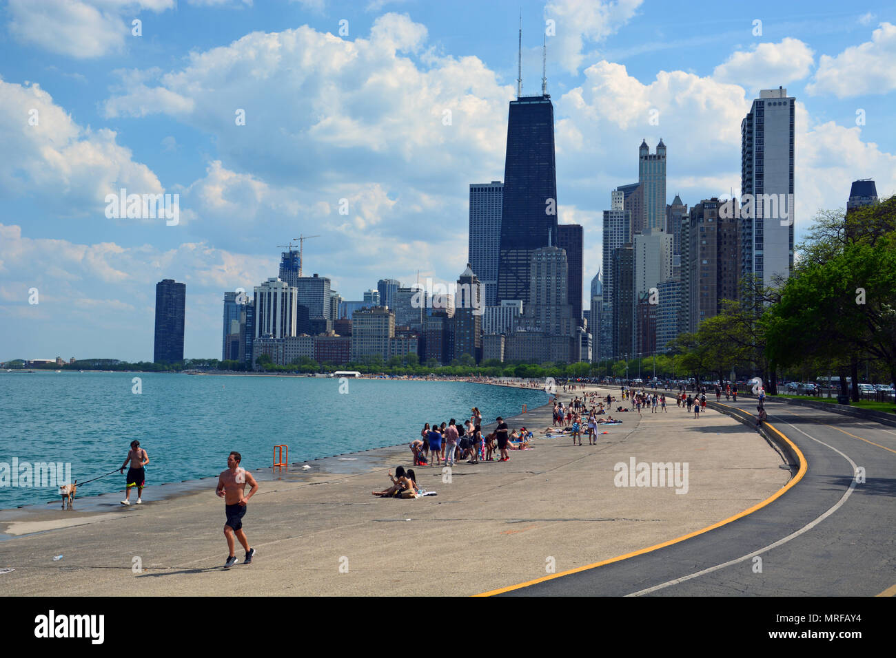À la tête du Chicago résidents Plage en béton sur le côté nord, à la recherche de soulagement le long du lac à la chaleur estivale. Banque D'Images