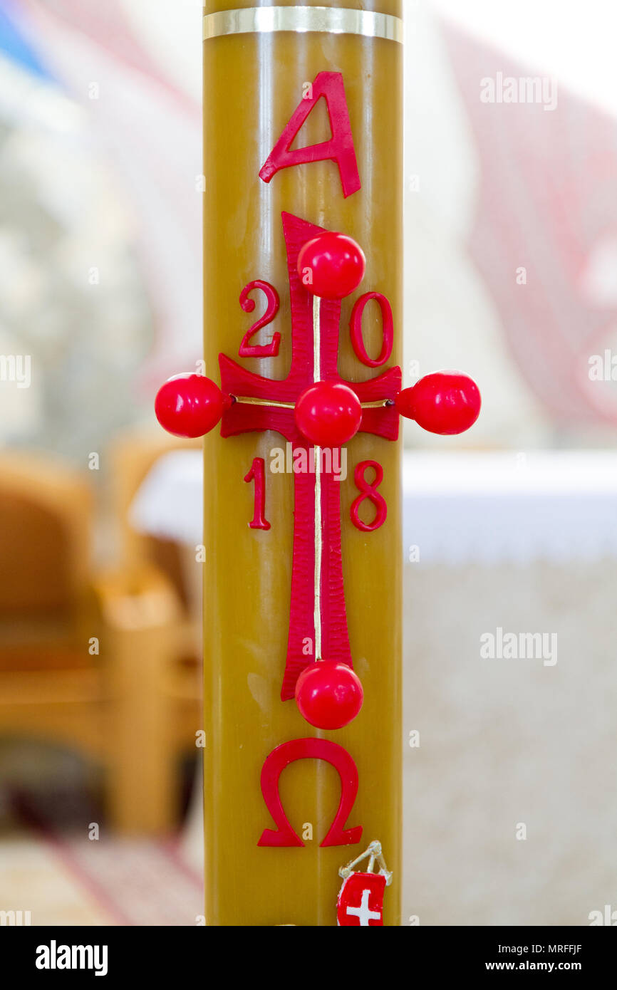 Un Cierge pascal 2018 (une grande bougie blanche utilisée dans liturgies dans béni et allumé chaque année à Pâques, et est utilisé tout au long de la saison pascale) Banque D'Images