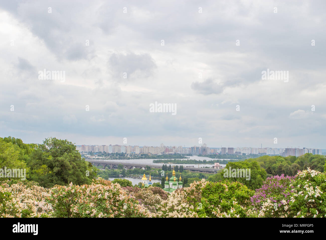 Vue de la ville de Kiev d'une hauteur. Paysage de ville. Ciel couvert Banque D'Images