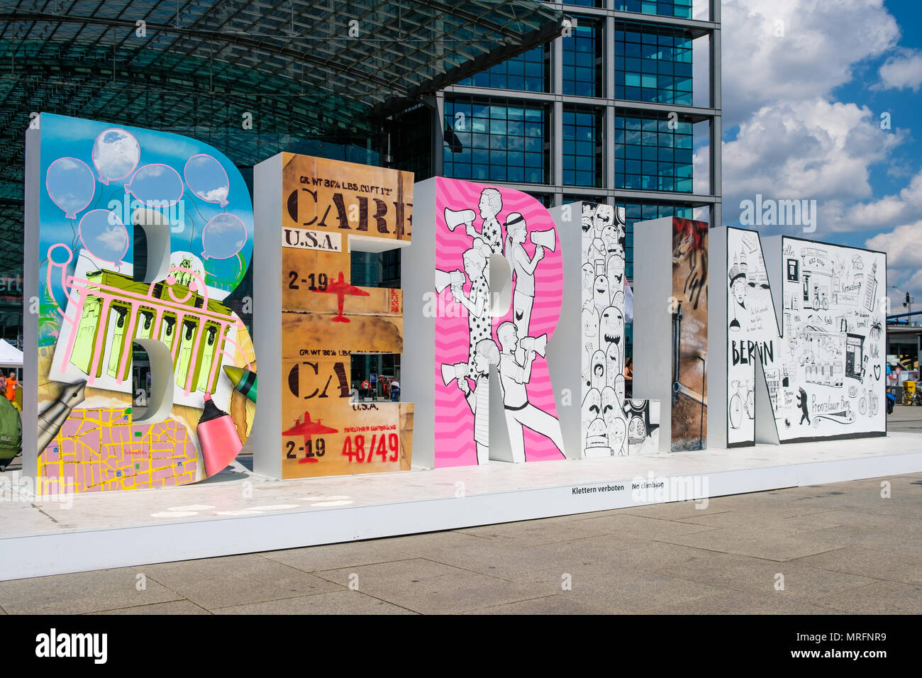 Berlin, Allemagne - mai 2018 : Le mot Berlin en grandes lettres en face de la gare principale (Hauptbahnhof Berlin) Banque D'Images