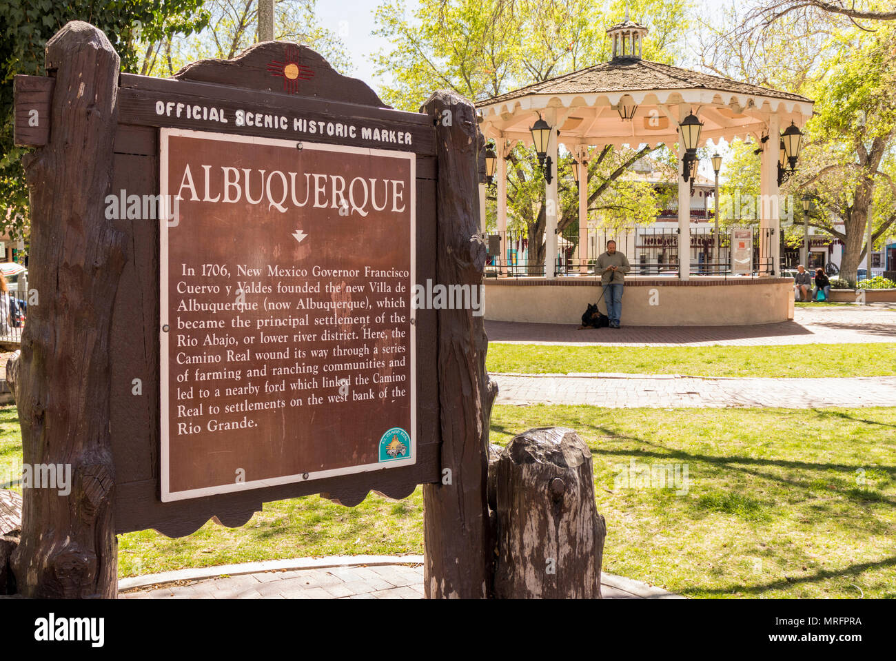 Gazebo dans Old Town Albuquerque Plaza, et marqueur historique. El Camino Real, Old Town Albuquerque, Nouveau Mexique, USA. Banque D'Images