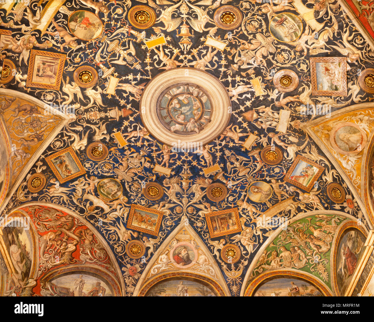 Parme, Italie - 17 avril 2018 : Le ceilig fresque (grotesque) de la Camera di San Paolo par Alessandro Araldi (1514). Banque D'Images