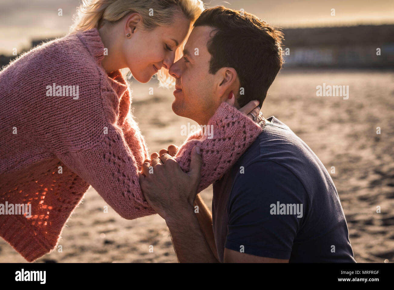 Couple De Plus Pres Dans Le Bel Amour Moment Ensemble Sentiment L Emotion Touch Nez Nez Et Calin Avec Passion Sunste Lumiere Dans L Arriere Plan Pour Golden Ro Photo Stock Alamy