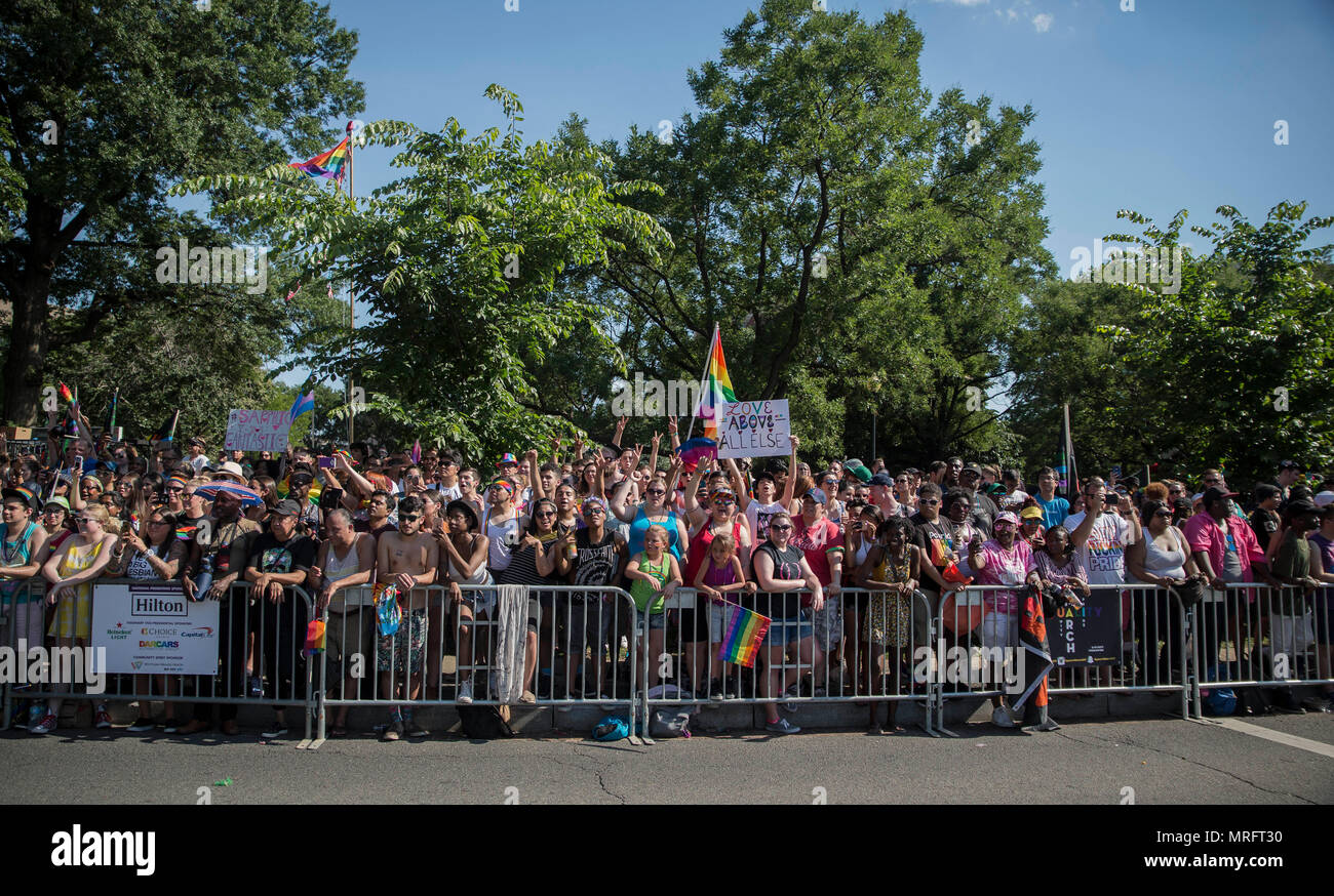 Les spectateurs et fans ornent les rues de Dupont Circle, au cours de la  Pride Parade, parrainé par l'Alliance de la fierté dans la région de  Washington, D.C., le 10 juin 2017.