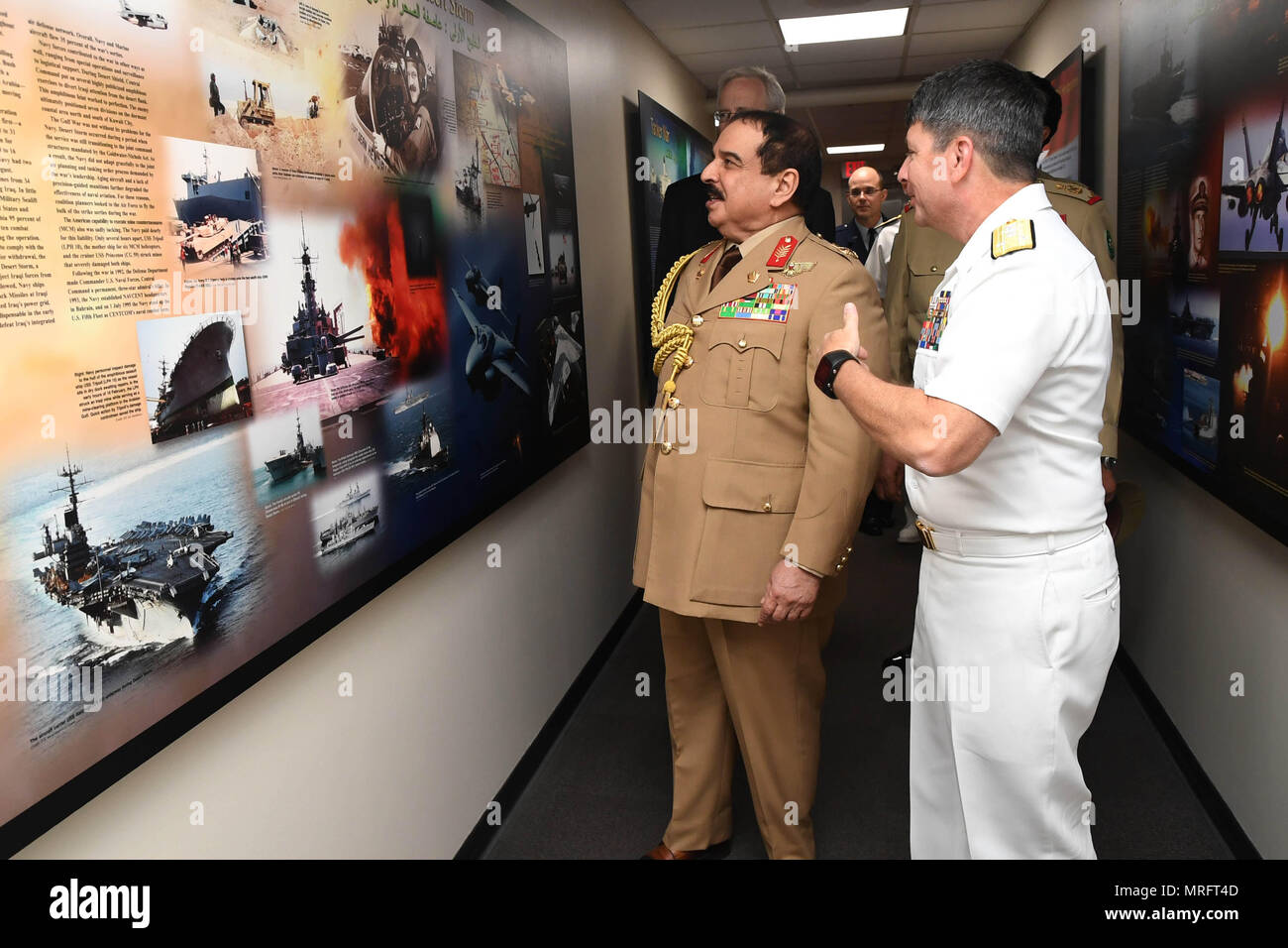 170612-N-XP344-095 Manama, Bahreïn (12 juin 2017) Sa Majesté le Roi Hamad bin Isa Al Khalifa, Roi du Royaume de Bahreïn et de Vice-amiral. Kevin M. Donegan, commandant de la 5e flotte américaine parle d'une affiche de l'histoire navale dans la région au cours d'une visite pour discuter des opérations dans la 5e flotte américaine zone d'opérations et les opérations de la coalition à l'encontre de l'ISIS, 12 juin. Le roi était accompagné de deux de ses fils, Son Altesse le brig. Le général cheikh Nasser Bin Hamad Al Khalifa, commandant de la Garde royale, et Son Altesse le cheikh Khaled bin Hamad Al Khalifa, commandant de la Garde royale des forc Banque D'Images