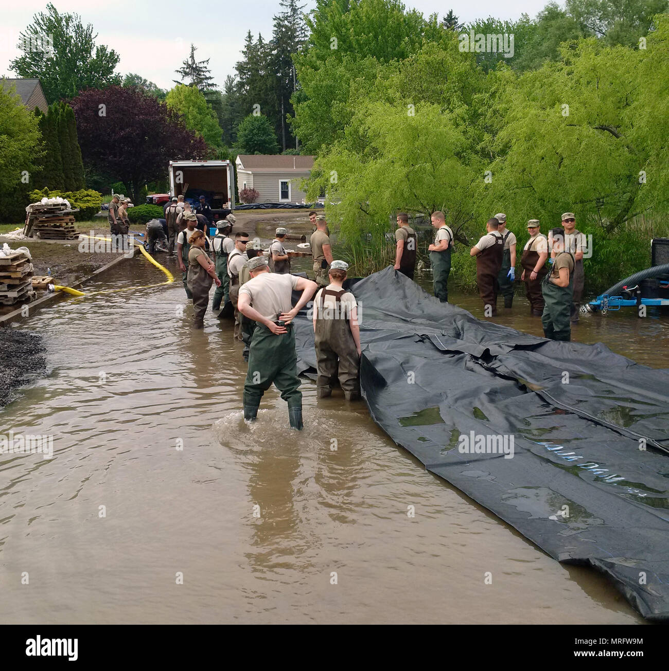 New York les soldats de la Garde nationale de l'Armée de déployer une AquaDam---- batardeau rempli d'eau à Sodus Point, N.Y. à controil empiéter les eaux du lac Ontario le 13 juin 2017. Le lac est en ce moment près de trois pieds plus haut que la normale, ce qui est la cause des inondations. New York l'armée et la garde nationale les membres ont été de service contribuant à la lutte contre les inondations les efforts faits depuis le 3 mai à la direction de l'employé. Andrew M. Cuomo. ( U.S. Army National Guard photo de Brig. Le général Ray Shields) Banque D'Images