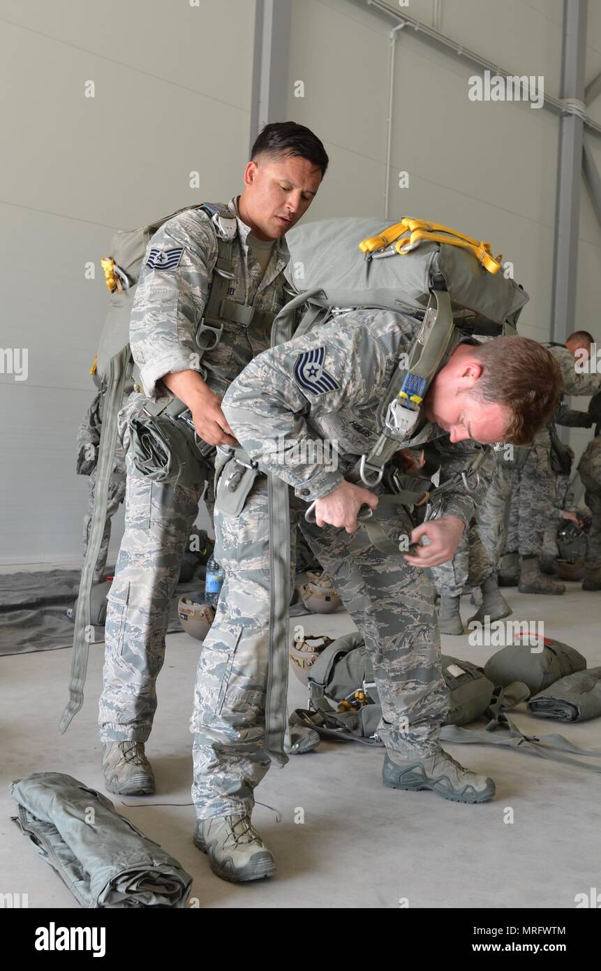 LIELVARDE Lettonie AIR BASE, - U.S. Airmen Tech. Le Sgt. Jared Norwood, l'équipe d'intervention d'urgence en vol, 435ème Groupe d'intervention d'urgence, les opérations du Groupe de la 435ème Escadre, Base aérienne de Ramstein, Allemagne, aide tech. Le Sgt. Jeff Hollis, chef de l'équipe d'intervention d'urgence, 435ème Groupe le plan d'intervention, les opérations du Groupe de la 435ème Escadre, Base aérienne de Ramstein, en Allemagne, avec son vol rapport à un hangar sur la base aérienne de Lielvarde, la Lettonie, le 10 juin. Le 435ème Groupe d'intervention d'urgence est à Lielvarde de participer à la grève, un sabre de l'armée américaine l'Europe de l'exercice. Le test d'exercice la fonction de nat multiples Banque D'Images