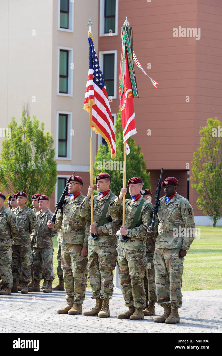 De parachutistes de l'armée américaine le 54e bataillon du génie de la Brigade, 173e Brigade aéroportée présente la Brigade et les drapeaux des États-Unis au cours de la 54e bataillon du génie de la Brigade cérémonie de passation de commandement à la Caserma Del Din, 13 juin 2017, Vicenza, Italie. La 173e Brigade aéroportée est la force de réaction d'urgence de l'armée, capable de fournir des forces prêtes à travers les États-Unis, d'Europe centrale et l'Afrique Commandes domaines de responsabilité. (U.S. Photo de l'armée par Visual Spécialiste de l'information Paolo Bovo/libérés) Banque D'Images