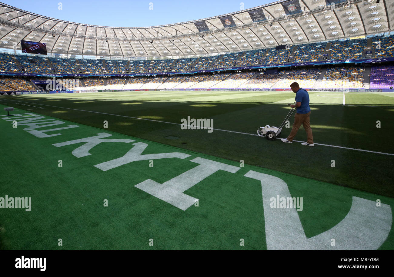 Un juge de ligne en avant de marques de peinture finale de la Ligue des champions au stade Olimpiyskiy NSK, Kiev. ASSOCIATION DE PRESSE Photo. Photo date : Samedi 26 Mai, 2018. Voir l'activité de la Ligue des Champions de football histoire. Crédit photo doit se lire : Nick Potts/PA Wire Banque D'Images