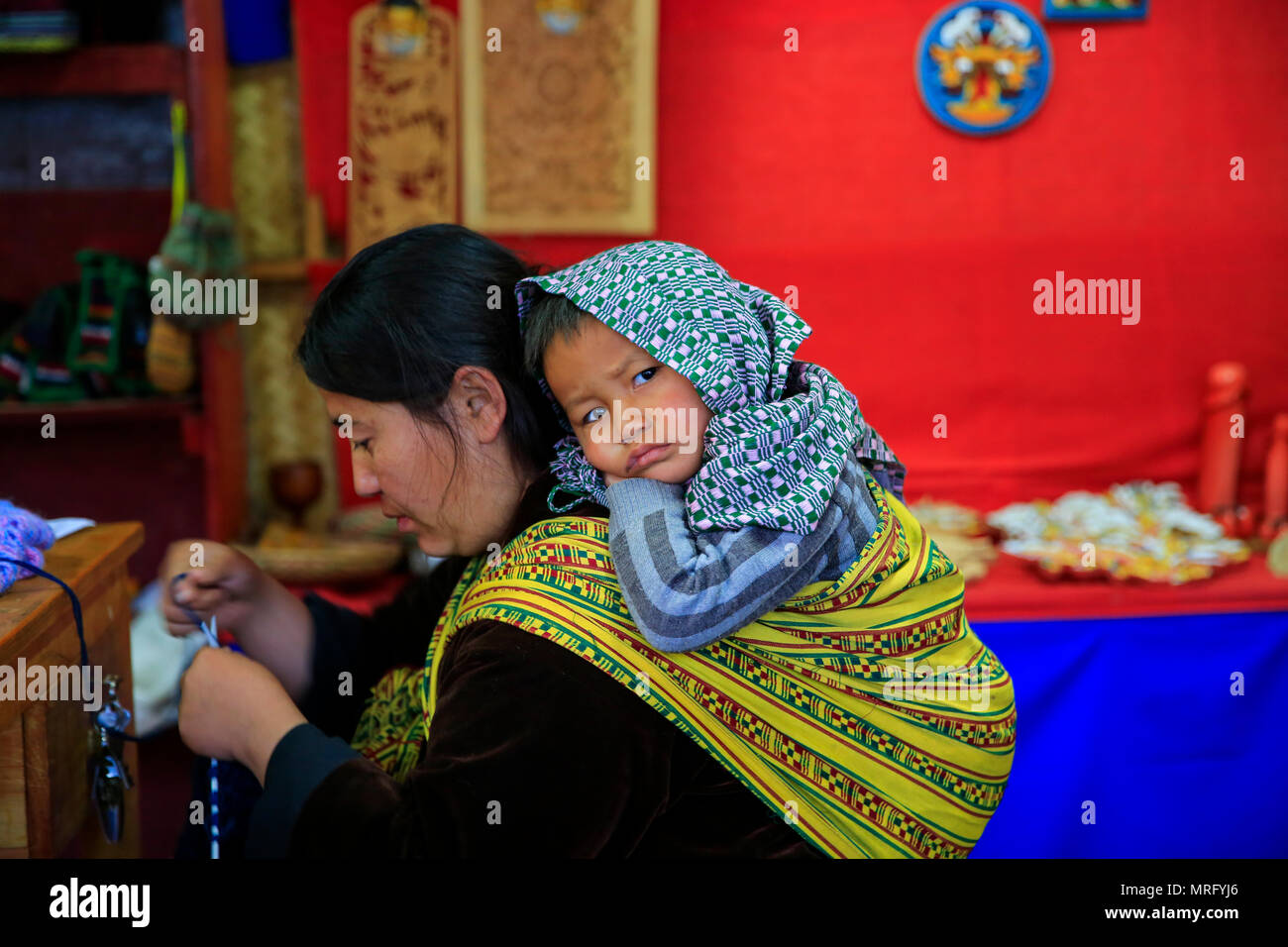 Une mère et son enfant à la boutique de souvenirs à Thimphu au Bhoutan. Banque D'Images