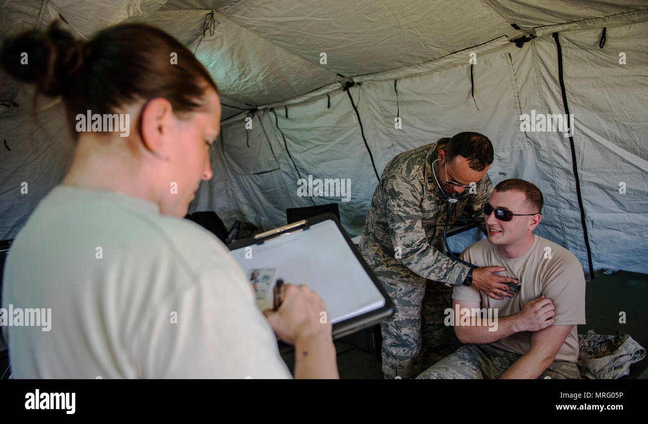 (À gauche) U.S. Air Force Tech. Le Sgt. Lerinda Carle, 821e Escadron d'intervention d'urgence, devoir indépendant technicien médical, et (à droite) Le capitaine de l'US Air Force Ricardo Sequeira, 821e CRS, de la médecine, les contrôles de vol sur un signe et symptômes des patients au cours d'un exercice médical à Battle Creek Air National Guard Base, Michigan, le 8 juin 2017. Distribution Turbo 17-2 est une commande de transport américain exercice visant à évaluer l'ouverture d'Force-Port sa capacité d'offrir et de distribuer des marchandises au cours de l'aide humanitaire et des opérations de secours. (U.S. Photo de l'Armée de l'air par la Haute Airman Xa Banque D'Images