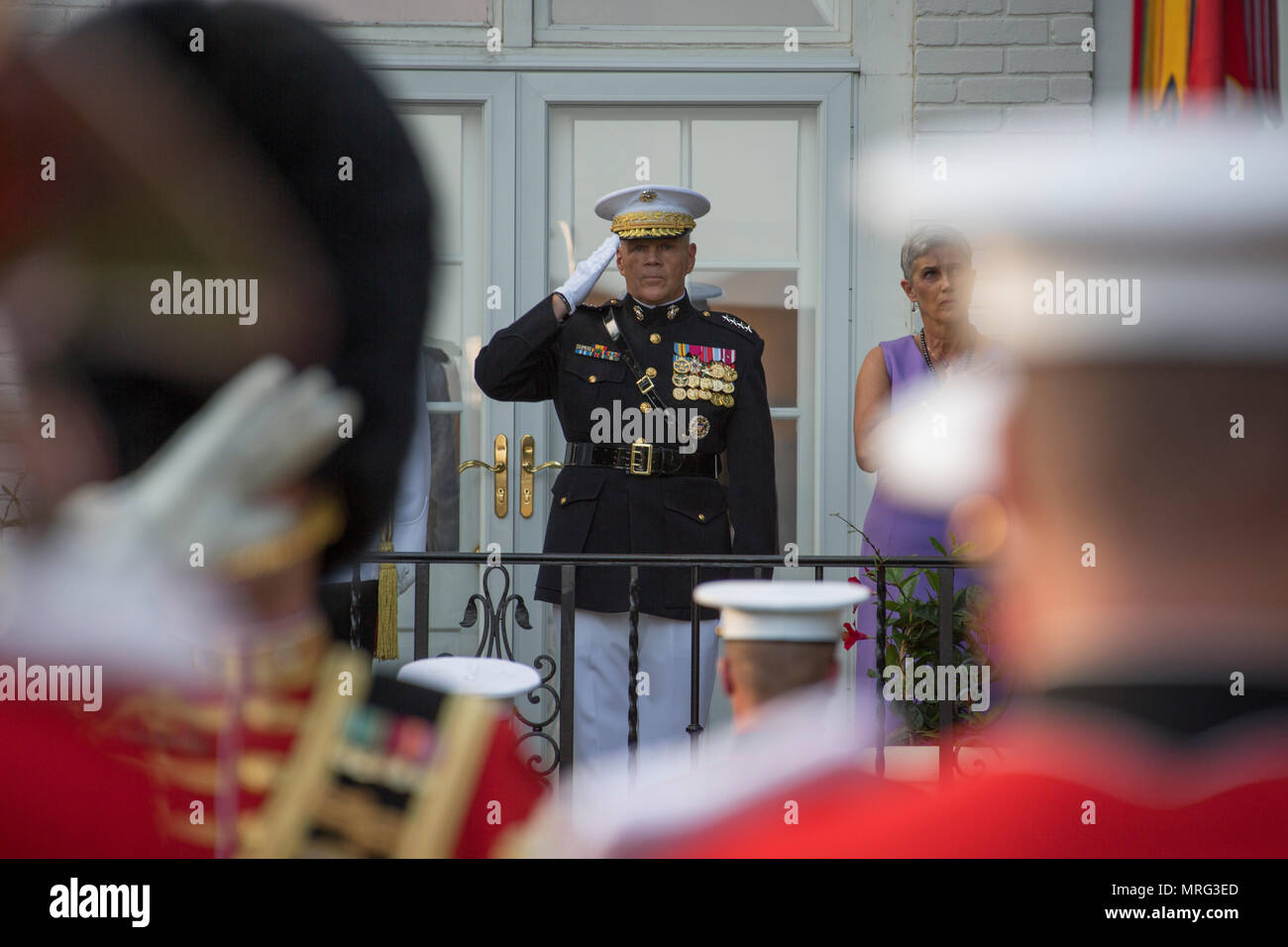 Commandant de la Marine Corps le général Robert B. Neller salue, Washington, D.C., le 14 juin 2017. Neller a accueilli le Lieutenant-général Angus J. Campbell, chef de l'armée australienne, pour une cérémonie d'honneur et le dîner. (U.S. Marine Corps photo par le Cpl. Samantha K. Braun) Banque D'Images