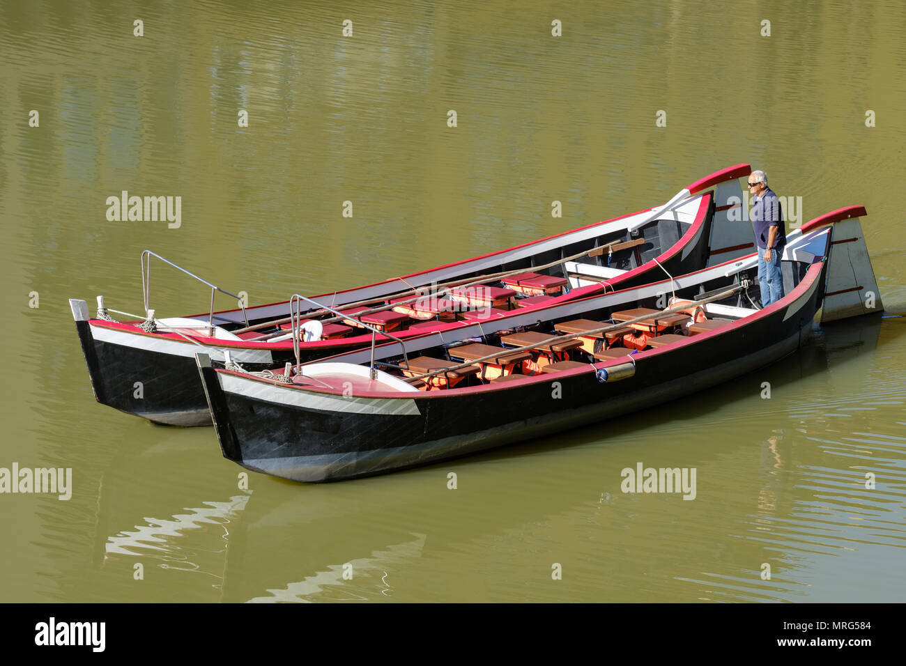 Télécabine de style florentin, barchetto, sur la rivière Arno, à côté du Ponte Vecchio, Florence, Toscane, Italie, Europe, Banque D'Images