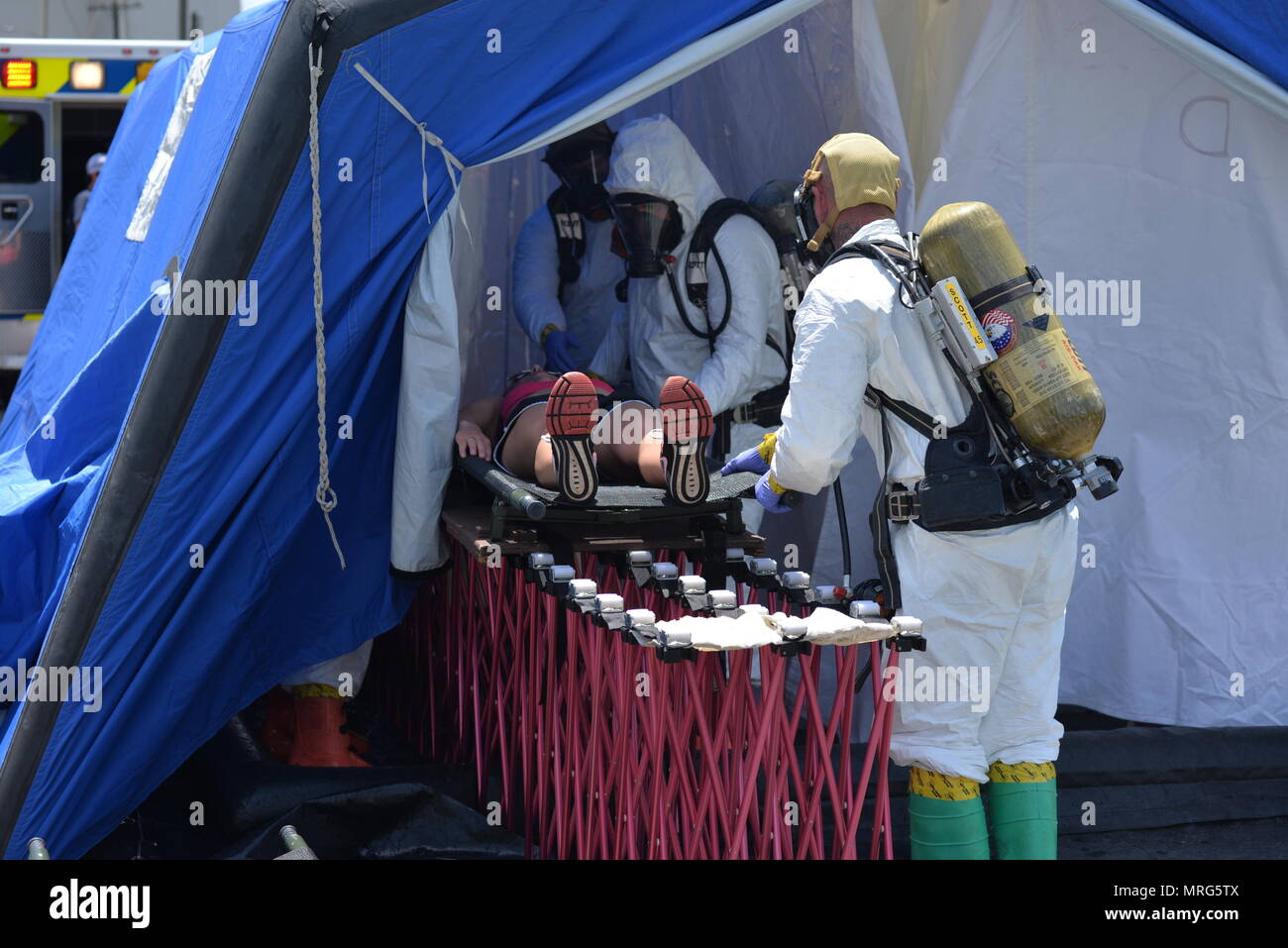 Les membres de l'équipe Hazmat local de soins de victimes non ambulatoires dans une simulation d'attaque au gaz de chlore lors de l'opération vigilant à Canton, Catamount NC, le 10 juin 2017. L'opération de vigilance (Catamount OEV) est un programme conjoint et civils des opérations nationales et régionales NCNG la sécurité intérieure de l'exercice. (Photo par le sergent. David McLean, PAO NCNG) Raleigh Banque D'Images