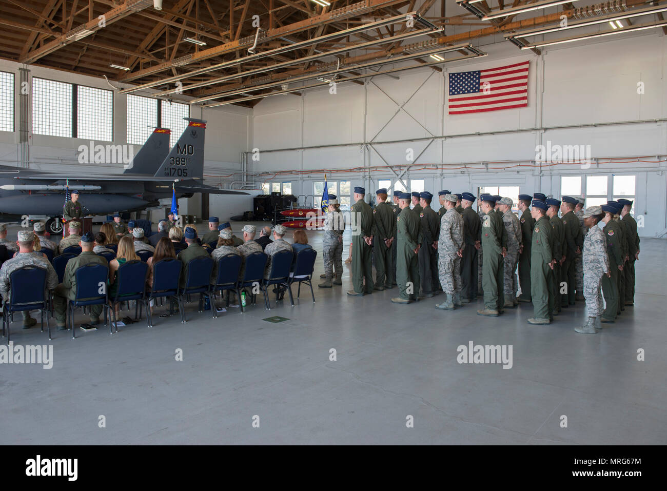 Lt colonel Gary Marlowe aborde le 389e Escadron de chasse à sa cérémonie de passation de commandement, le 22 mai 2017, à Mountain Home Air Force Base, Texas. Marlowe a été le commandant de l'boulons en T pour deux ans avant de passer commande pour le Lt colonel David Och. (U.S. Air Force photo par un membre de la 1re classe Jeremy D. Wolff/libérés) Banque D'Images
