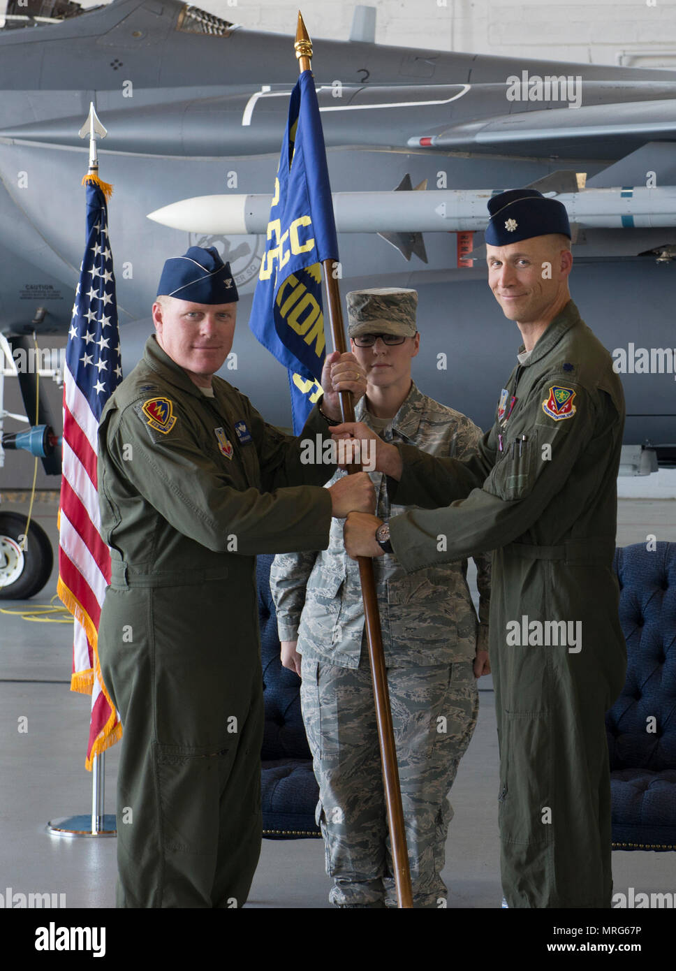 Lt colonel Gary Marlowe (à droite) remet le commandement du 389e Escadron de chasse au commandant du Groupe des opérations 366 Col Brian McCarthy, le 22 mai 2017, à Mountain Home Air Force Base, Texas. Marlowe et le T rentré récemment d'un déploiement réussi d'Asie du sud-est.(U.S. Air Force photo par un membre de la 1re classe Jeremy D. Wolff/libérés) Banque D'Images
