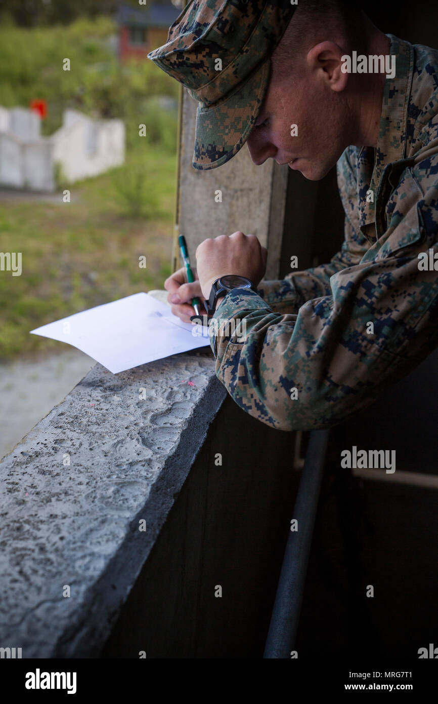 Lance le Cpl. Mitchell Keppel, un carabinier avec force de rotation Maritime Europe 17.1, remplit un éventail carte lors d'une gamme barricade près de Stjørdal, la Norvège, le 6 juin 2017. Les Marines ont eu 30 minutes pour compléter un croquis de la zone de plage dans le cadre de leur espace marksman formation. Les Marines ont tiré par les fenêtres sur des cibles jusqu'à 500 mètres de maintenir leurs compétences en milieu urbain. (U.S. Marine Corps photo par le Cpl. Victoria Ross) Banque D'Images