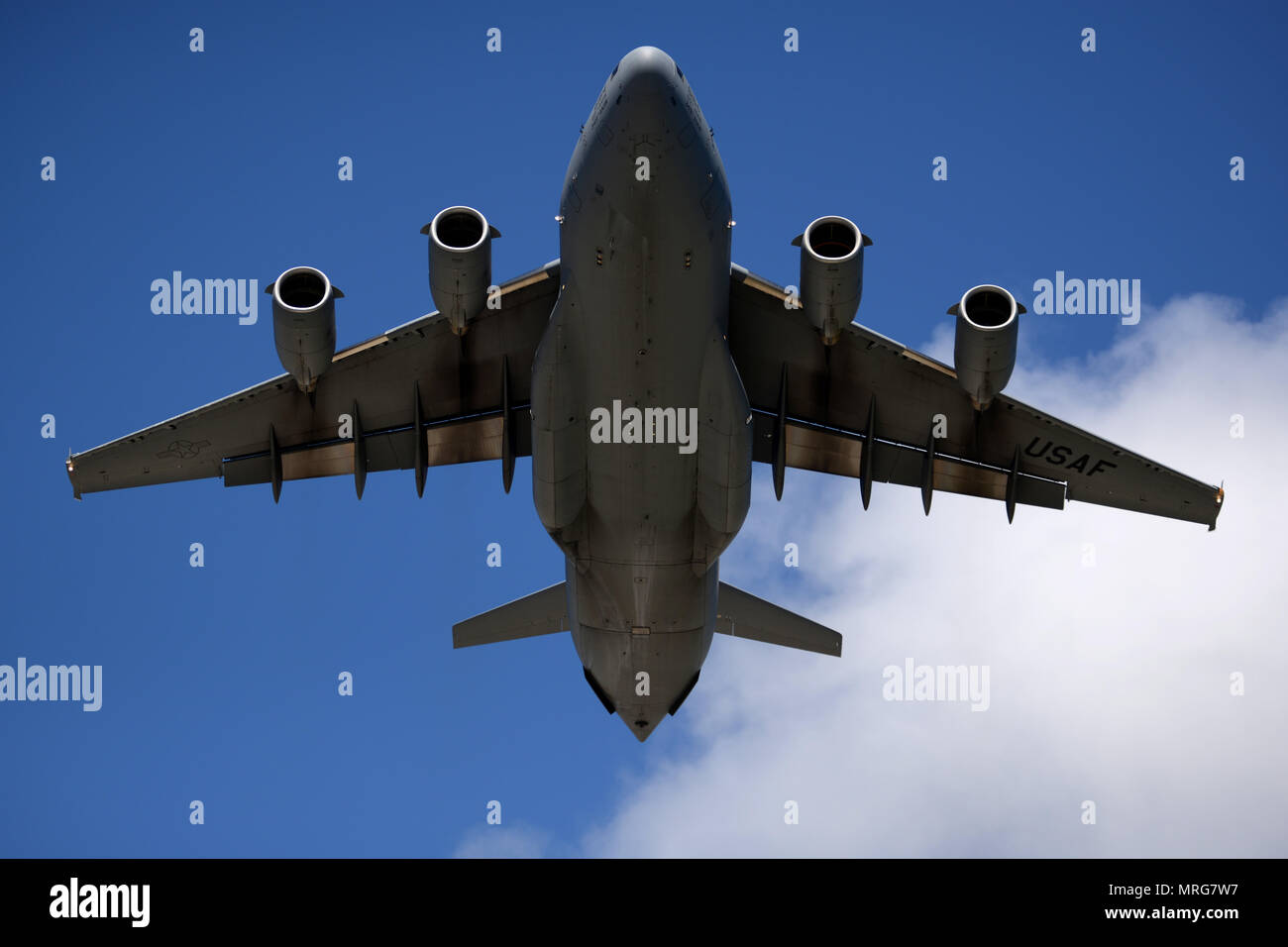 C-17 Globemaster III est un avion de transport militaire à long rayon d'action produit par Boeing et propulsé par quatre turboréacteurs Pratt et Whitney F117. Cette image d'archive documente un décollage le 6 juin 2017 à la base aérienne d'Andersen, à Guam, par un avion affecté à la base aérienne de Travis participant à la formation de sauvetage à l'automne du 734th Air Mobility Squadron. Banque D'Images