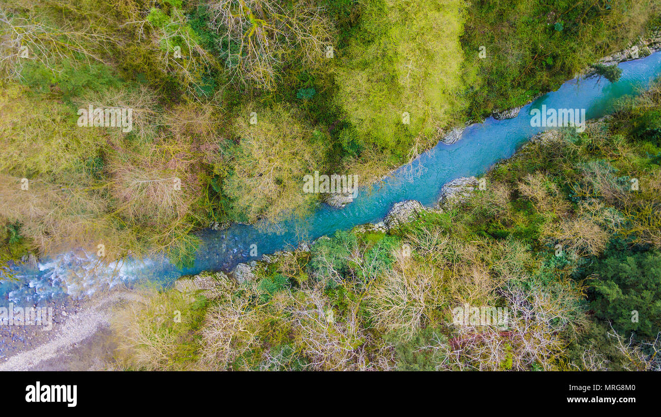 Drone de haut en bas vue de Hosta rivière et forêt de Devil's Gate Canyon, Sochi, Russie Banque D'Images