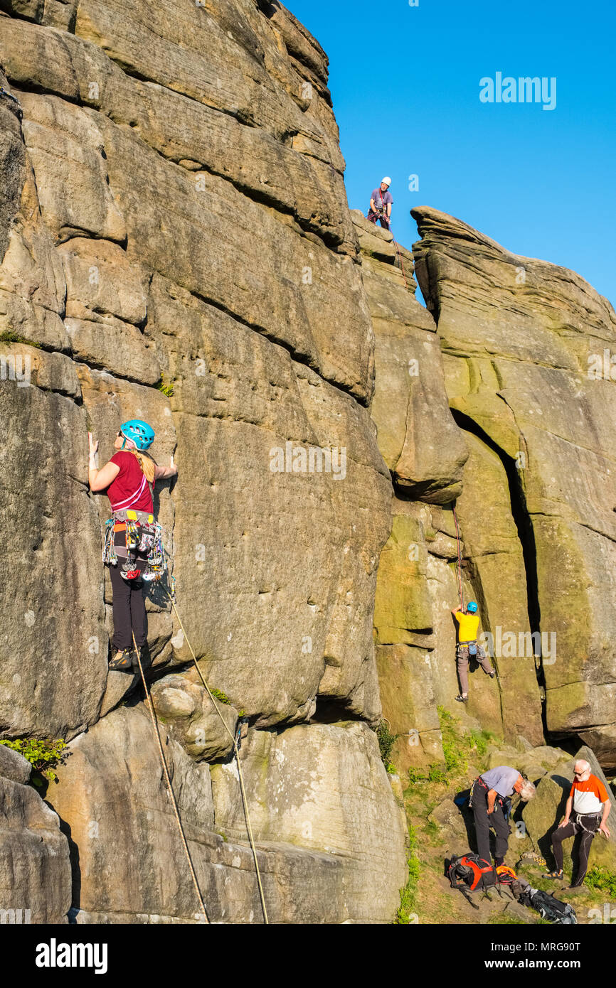 L'escalade à la surface de mur de Stanage Paradise dans le Peak District National Park, Royaume-Uni Banque D'Images