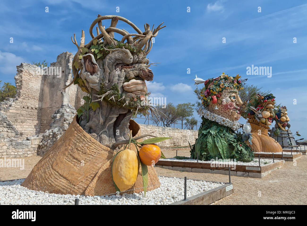 Les Baux de Provence, France - 22 septembre 2017 : 'Les Quatre Saisons'. Artiste Philip Haas Banque D'Images