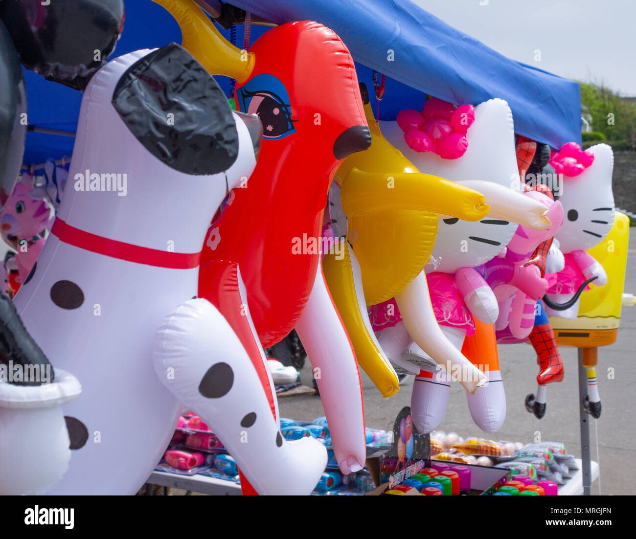 Jouets gonflables suspendus à un stand à une foire d'été. Banque D'Images