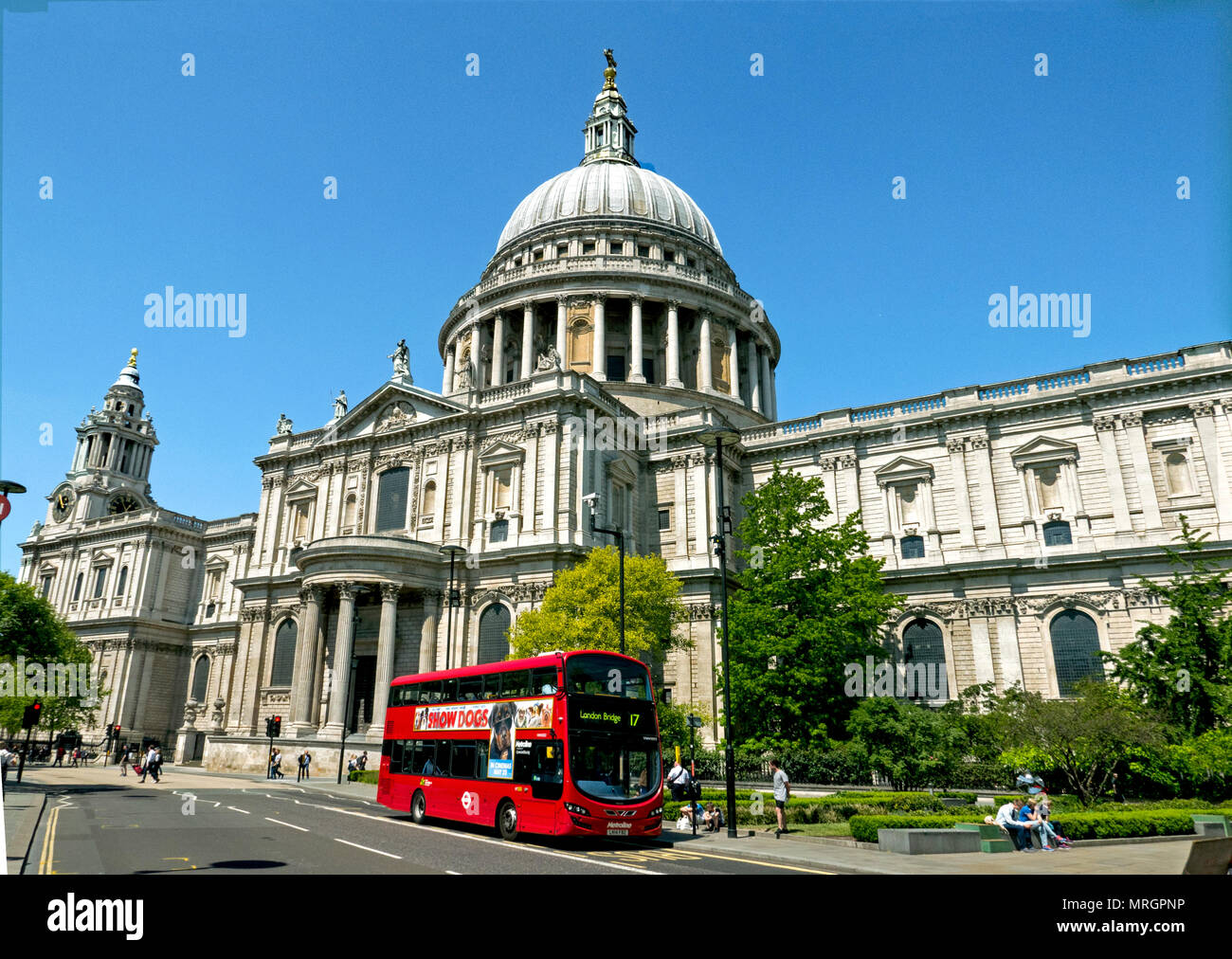 La Cathédrale St Paul du transept sud, sous ciel bleu clair avec London Red Bus passant Banque D'Images