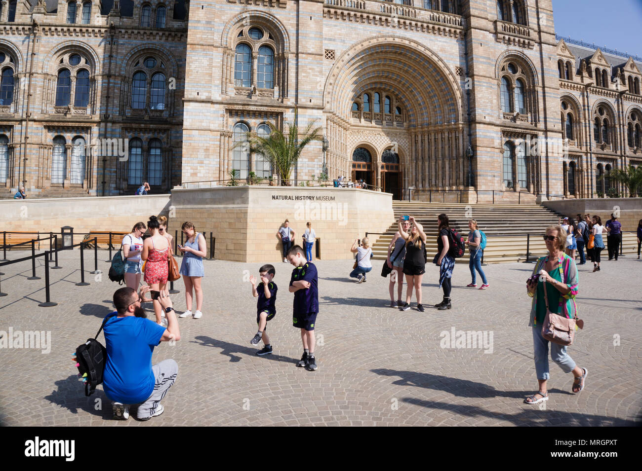 Musée d'Histoire Naturelle avec les visiteurs, entrée Londres Angleterre Banque D'Images