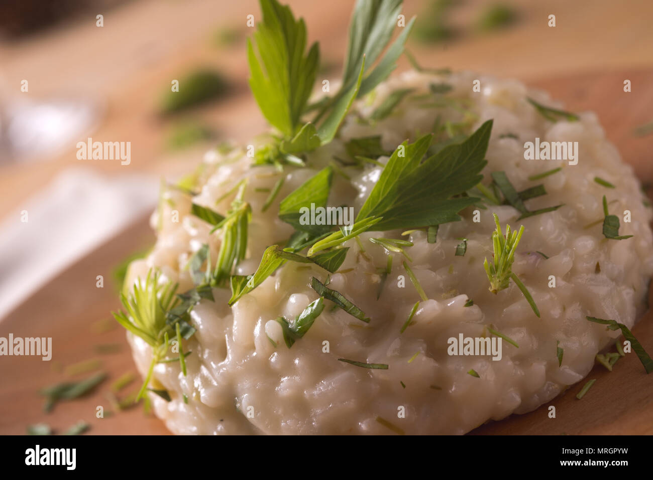 Risotto avec bijou en forme et le céleri levisticum sur une composition de tables en bois Banque D'Images