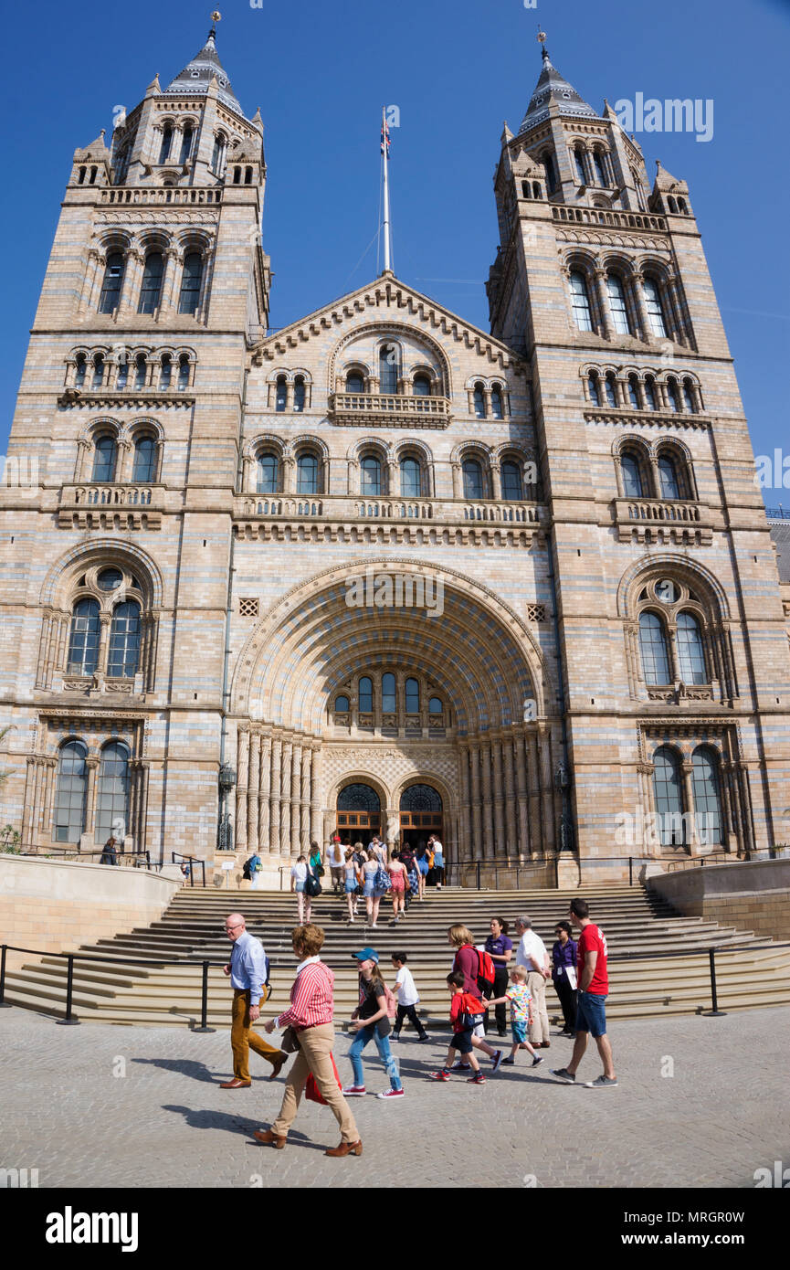 Musée d'Histoire Naturelle avec les visiteurs, entrée Londres Angleterre Banque D'Images