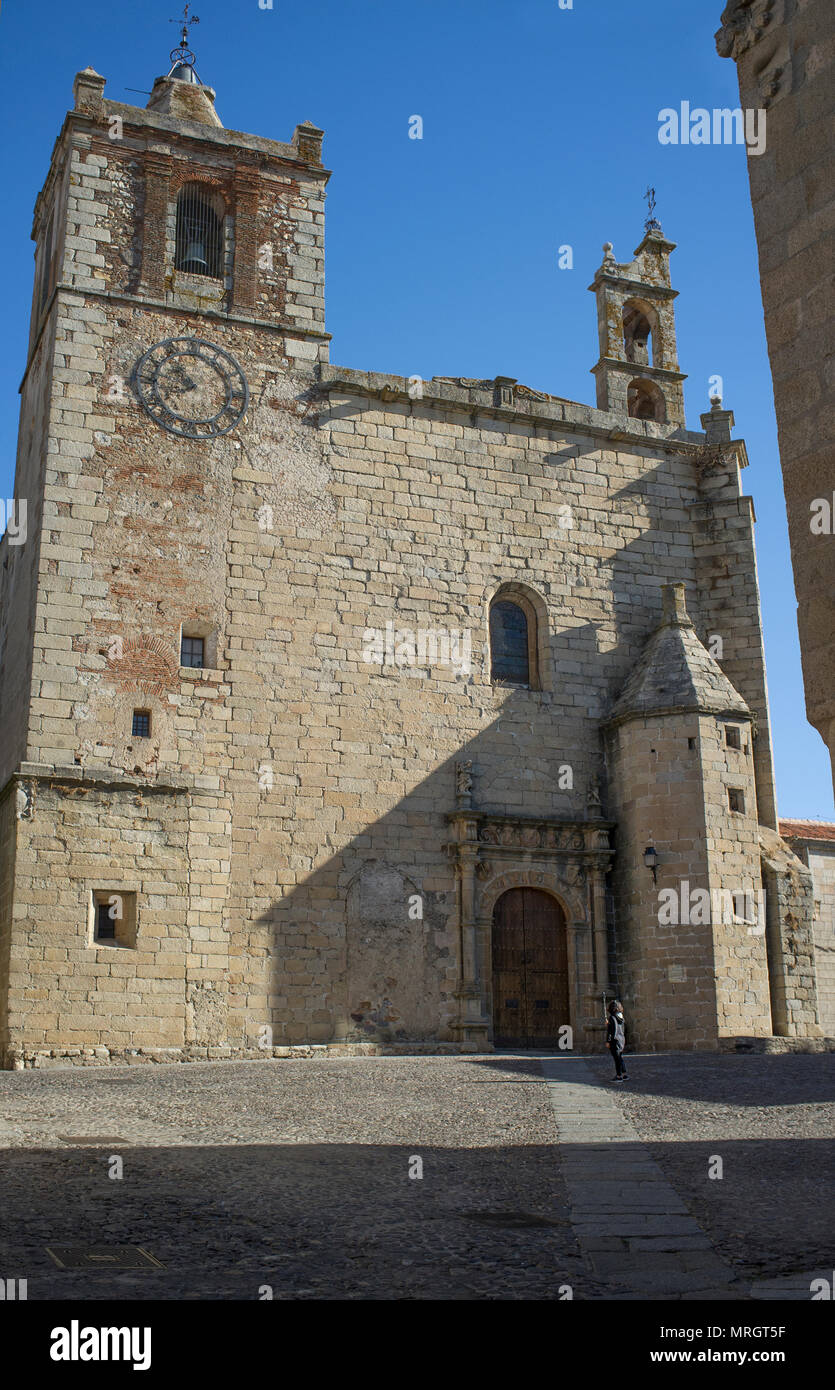 Caceres, Espagne - 17 octobre 2017 : les visiteurs à côté de l'église Saint Matthieu, Caceres du quartier historique, l'Espagne Banque D'Images