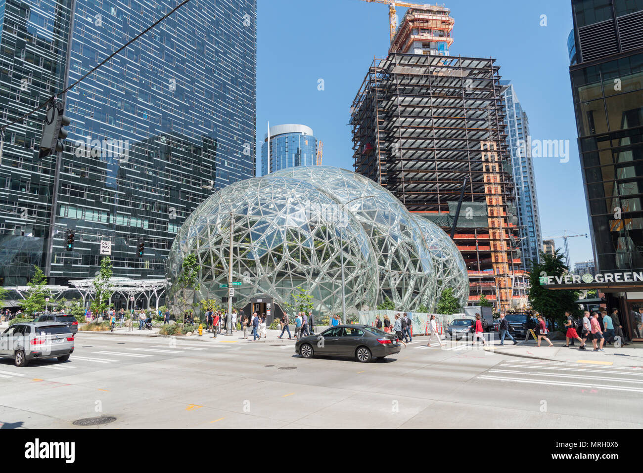 Voir l'intersection du monde de l'entreprise Amazon du siège avec les sphères, les piétons et la circulation. Banque D'Images