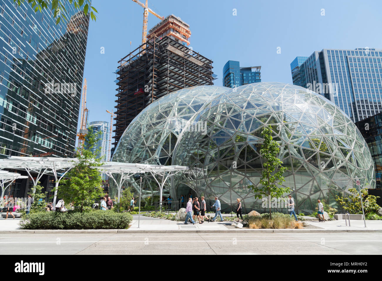 Vue d'ensemble sur l'Amazon campus siège social mondial à Seattle dans le cadre d'été bleu ciel. Banque D'Images