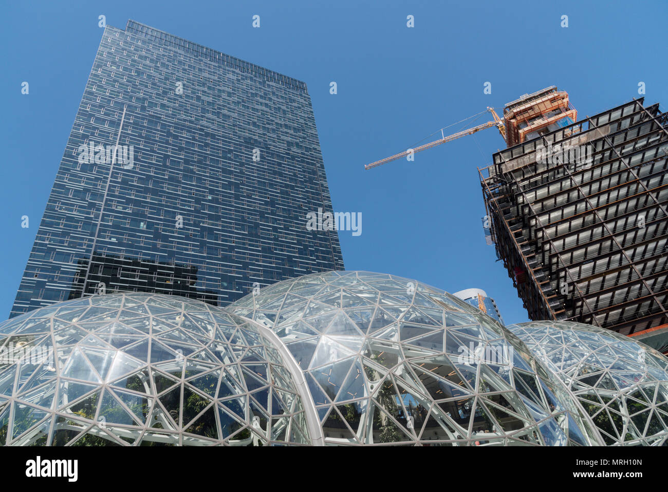 Construction d'Amazon office tower à côté de la sphère bleue sous ciel d'été. Banque D'Images