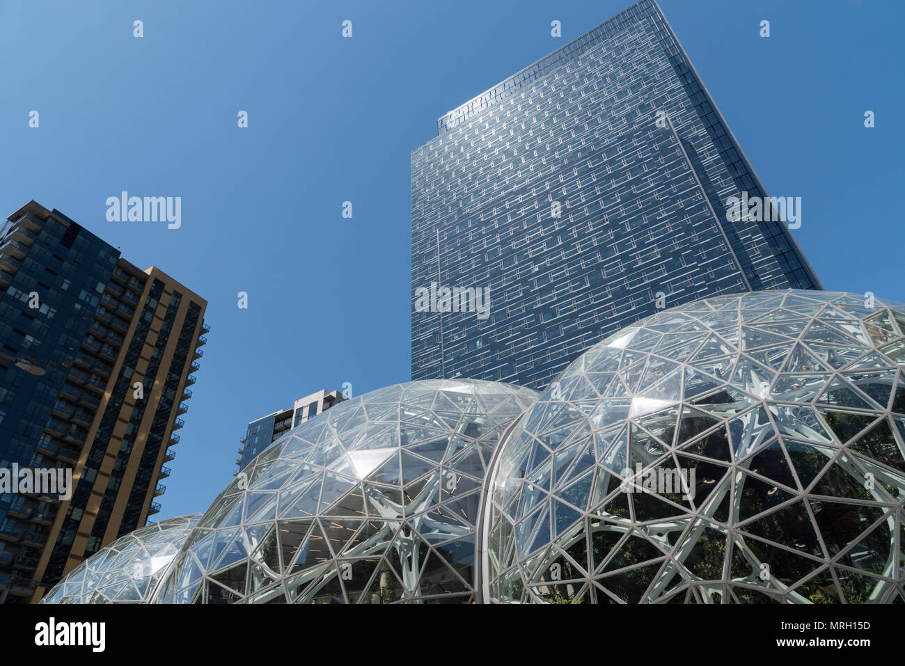 Ciel bleu de l'été sur le siège mondial Amazon tours de bureaux et des sphères. Banque D'Images