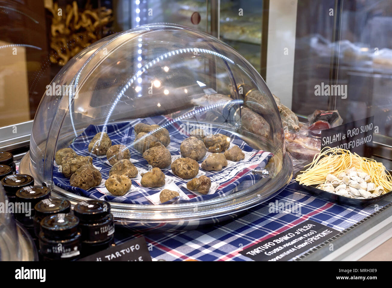 Noir et blanc italien Truffes (tuber magnatum). Festivals et foires en Italie Banque D'Images