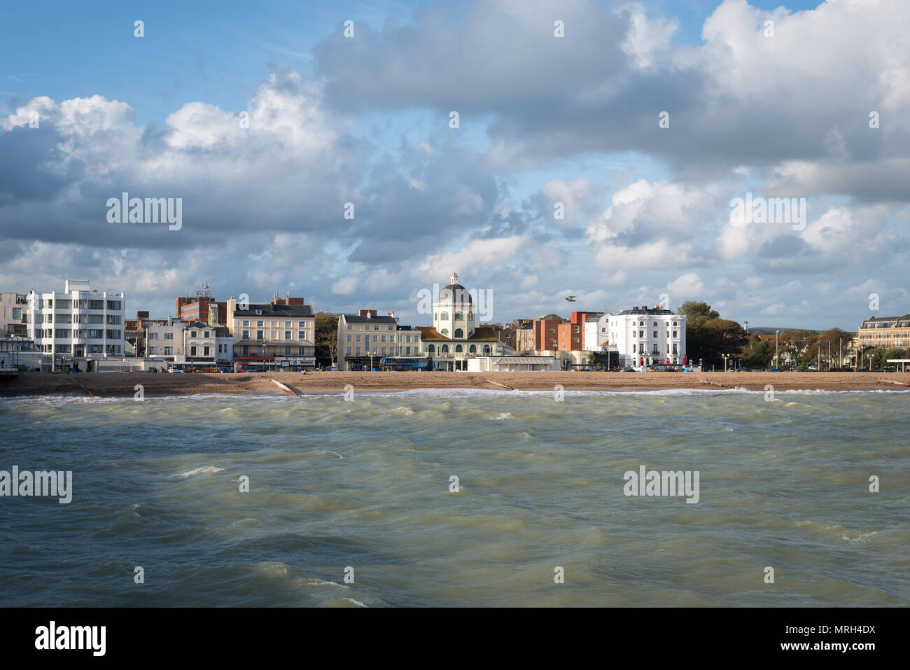 Nuages sur le front de mer, promenade, plage et mer à Worthing West Sussex, England, UK Banque D'Images