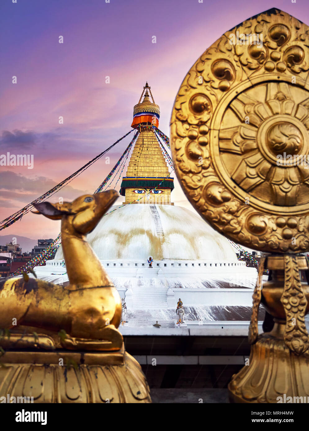 Avis de Bodnath Stupa bouddhiste et cerfs d'or avec la feuille sur le toit du monastère à Katmandou Banque D'Images