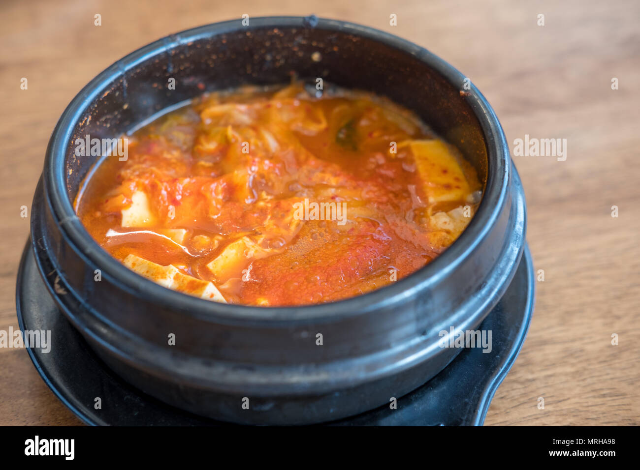 Soupe kimchi, un plat coréen sur la table Banque D'Images