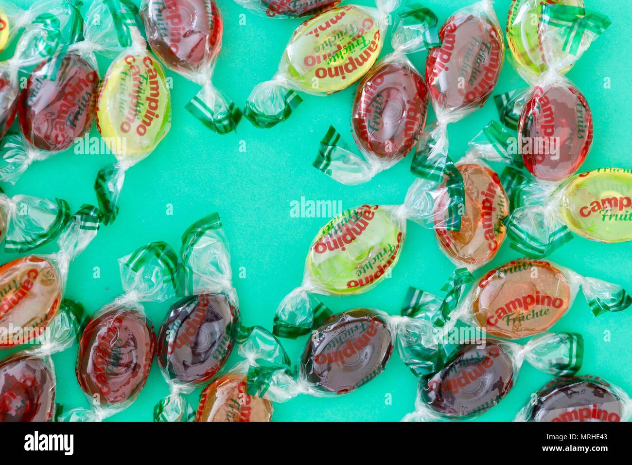 Bonbons aromatisés aux fruits bouillis Campino sur fond bleu turquoise  Photo Stock - Alamy