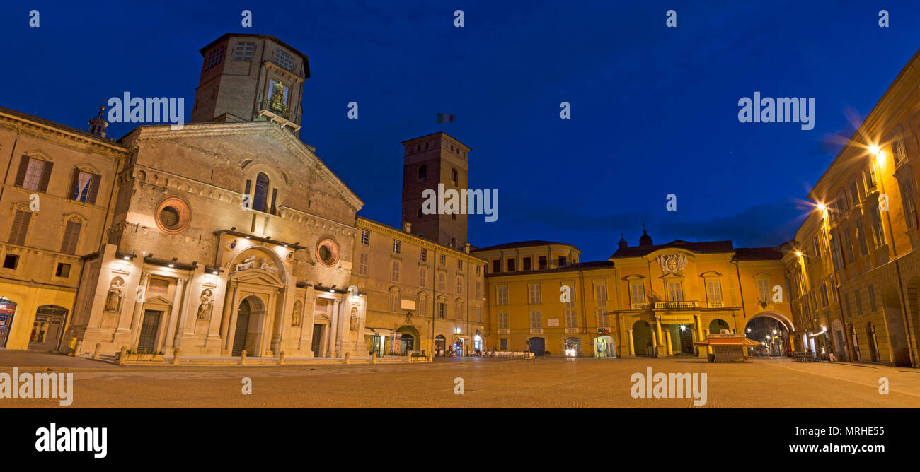 REGGIO EMILIA, ITALIE - 12 avril 2018 : La Piazza del Duomo au crépuscule. Banque D'Images