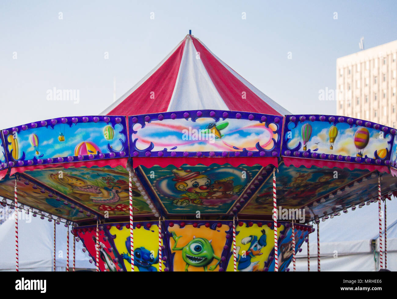 Merry go round carrousel dans le parc de la ville journée ensoleillée en maison de vacances parc de noël bonne année 2018 pour les enfants d'apprécier en un cirque carnaval Banque D'Images