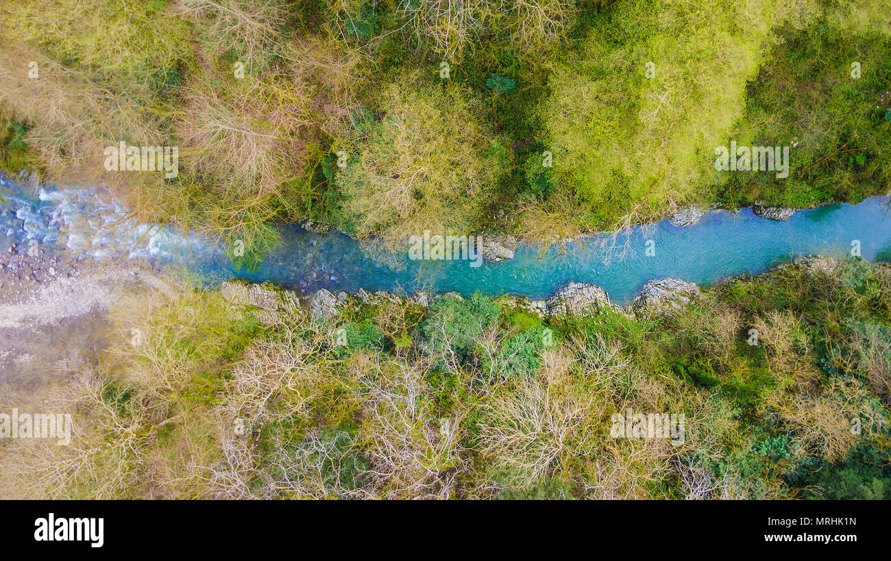 Drone de haut en bas vue de Hosta rivière et forêt de Devil's Gate Canyon, Sochi, Russie Banque D'Images