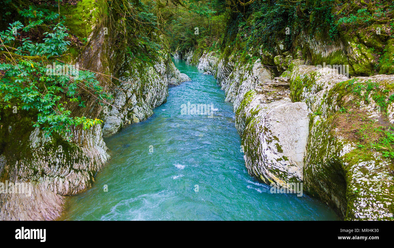 Scenic printemps paysage de rivière Khosta et rochers blancs du Devil's Gate Canyon, Sochi, Russie Banque D'Images