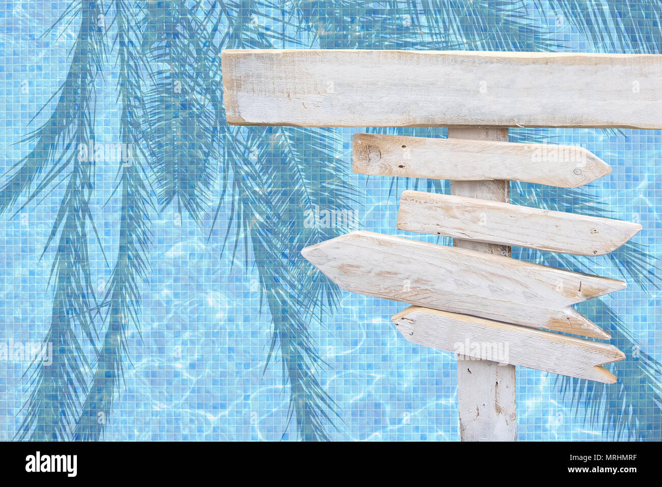 Flèche en bois rustique blanc bleu turquoise plus de signes piscine mosaïque surface de l'eau thème d'été voyage vacances arrière-plan. Banque D'Images