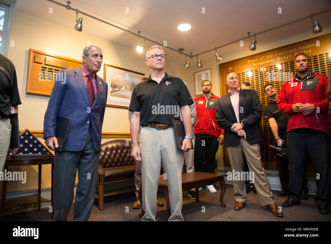 Steve Cannon, chef de la direction, Groupe AMB, et Arthur Blank, propriétaire et président, Atlanta Falcons, écouter de faits historiques et d'informations sur la vieille garde au cimetière national d'Arlington, Arlington, Va., 16 juin 2017. Le leadership des Falcons d'Atlanta et les joueurs se sont réunis avec les membres du service, ont visité les quartiers de sentinelles, et visité des points d'intérêt dans le cimetière. Atlanta Falcons leadership a également déposé une gerbe sur la Tombe du Soldat inconnu. (U.S. Photo de l'armée par Elizabeth Fraser / Arlington National Cemetery / relâché) Banque D'Images