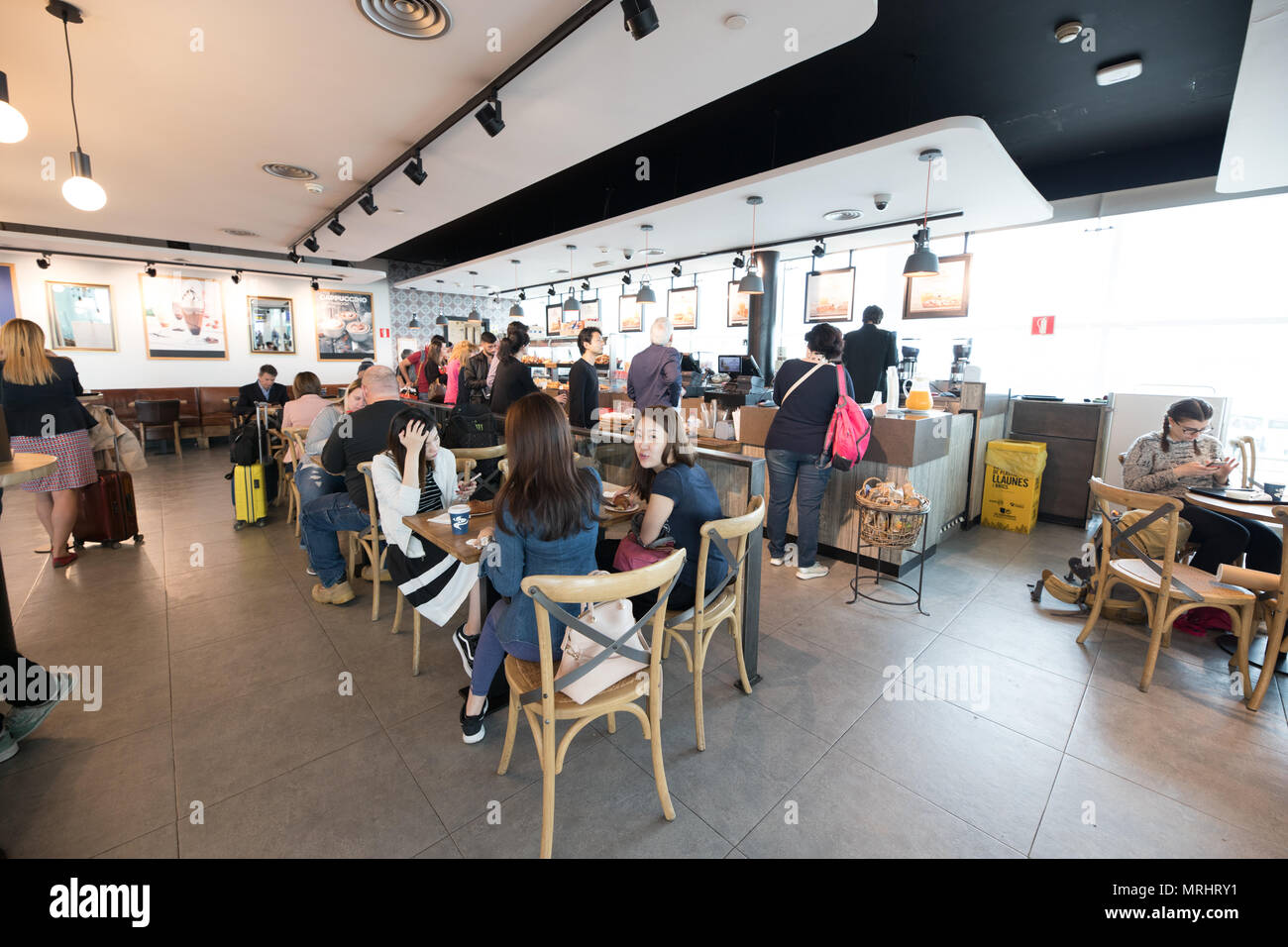 L'aéroport de Barcelone, Espagne les passagers dans un restaurant ont un déjeuner rapide Banque D'Images